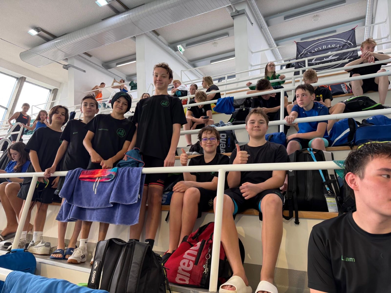 SGMG-Schwimmer auf der Tribüne in Wuppertal Schwimmerinnen und Schwimmer der SG Mönchengladbach gemeinsam auf der Zuschauertribüne der Schwimmoper Wuppertal