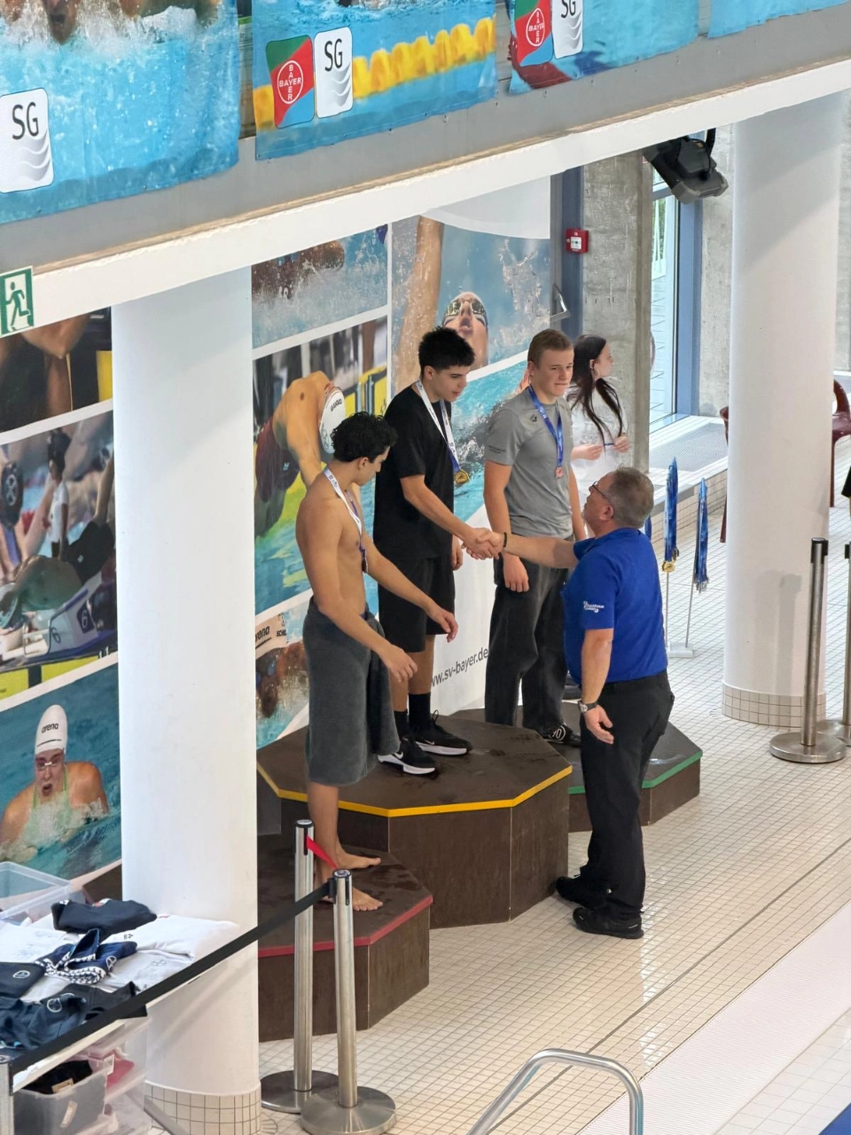 Siegerehrung der Schwimmer in der Schwimmoper Wuppertal Männliche Schwimmer auf dem Siegerpodest bei der Medaillenverleihung der Bezirkskurzbahnmeisterschaften 2026 in Wuppertal