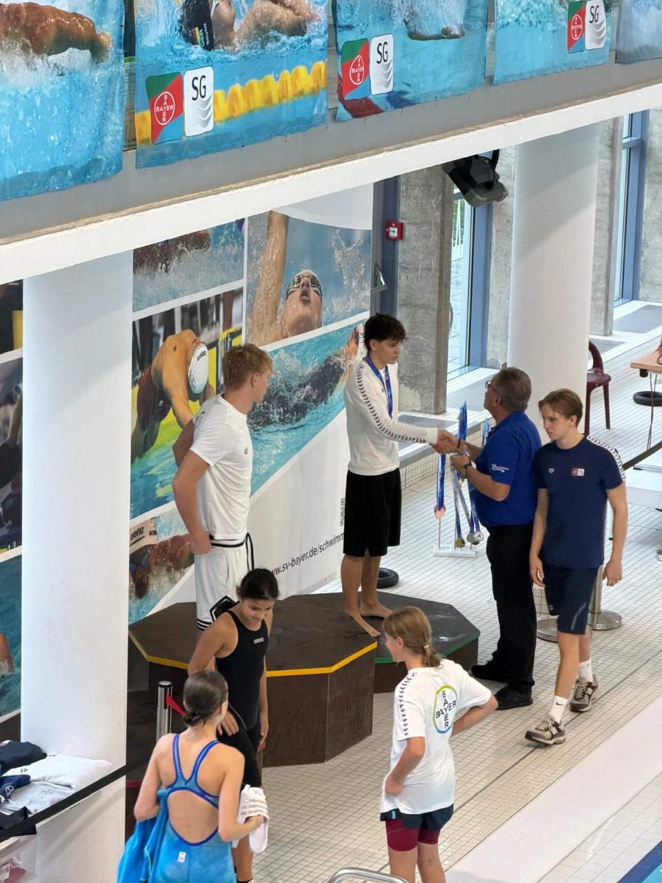 Medaillengewinnerinnen bei den Bezirkskurzbahnmeisterschaften Drei Schwimmerinnen mit Gold-, Silber- und Bronzemedaille auf dem Siegerpodest der Schwimmoper Wuppertal