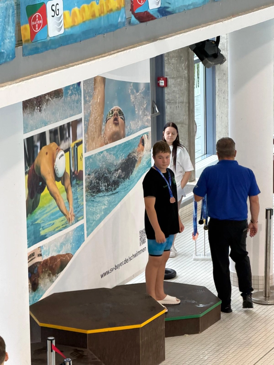 SGMG-Medaillengewinner bei den Bezirksmeisterschaften 2026 SGMG-Schwimmer mit Medaille auf dem Siegerpodest der Bezirkskurzbahnmeisterschaften in der Schwimmoper Wuppertal