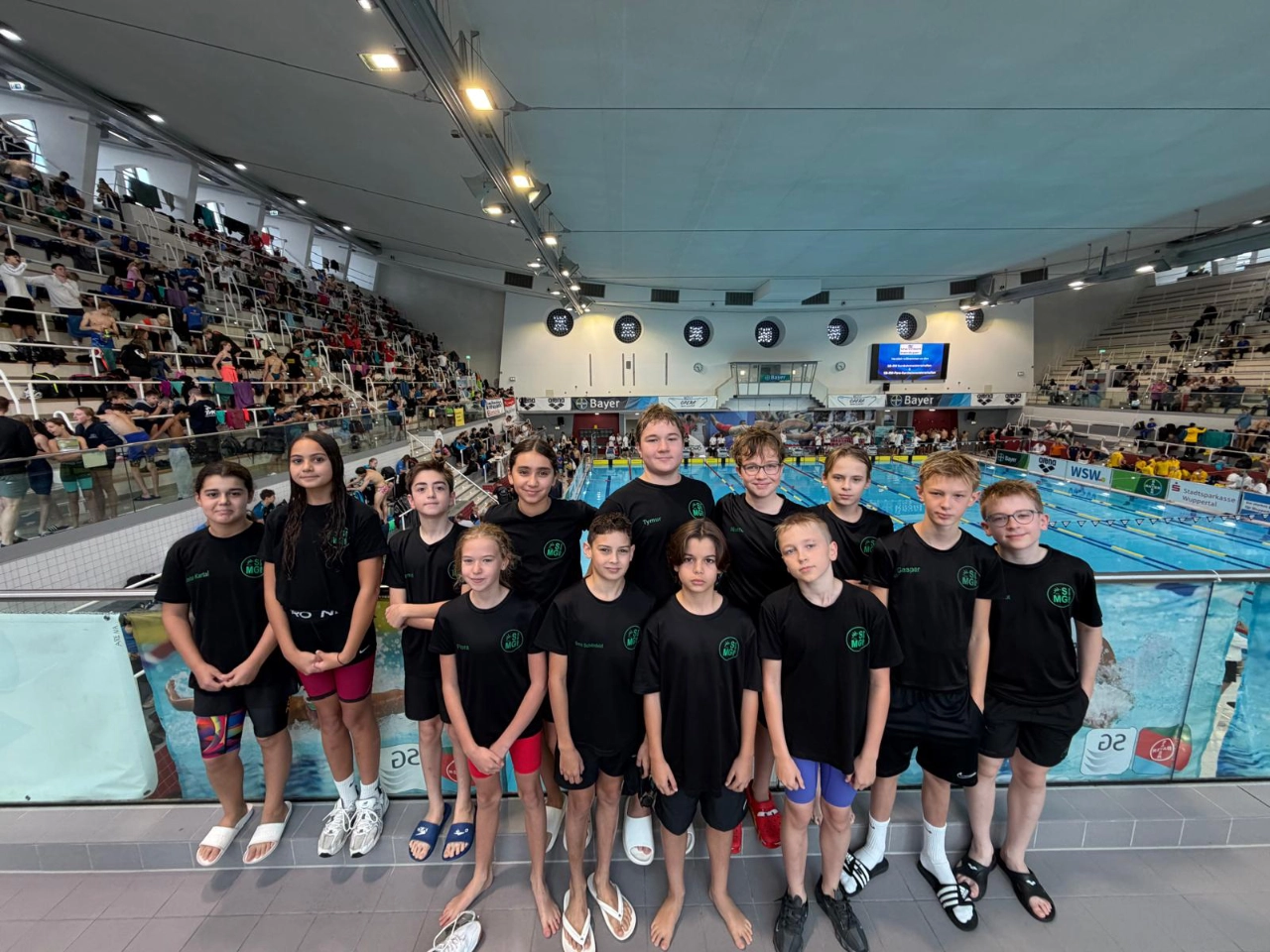 Nachwuchsschwimmerinnen und Nachwuchsschwimmer der SG Mönchengladbach beim Gruppenfoto vor dem Wettkampfbecken der Schwimmoper Wuppertal